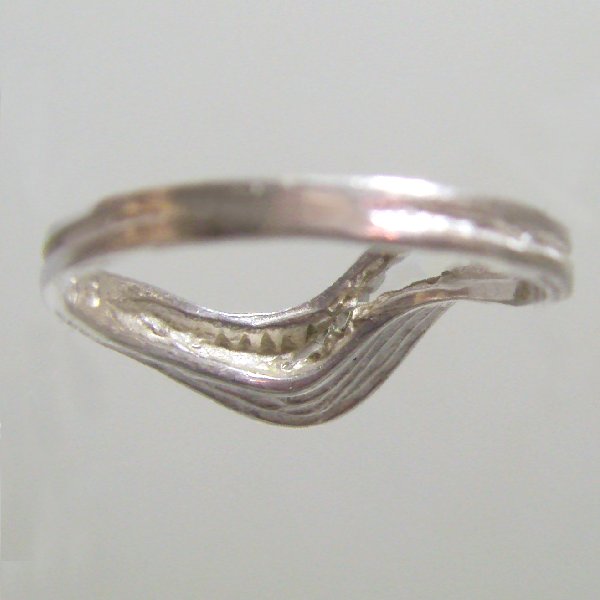 (r1286)Silver ring in wavy style.